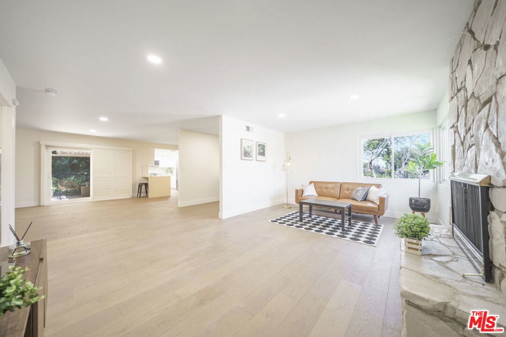 Photo of Listing #25555293