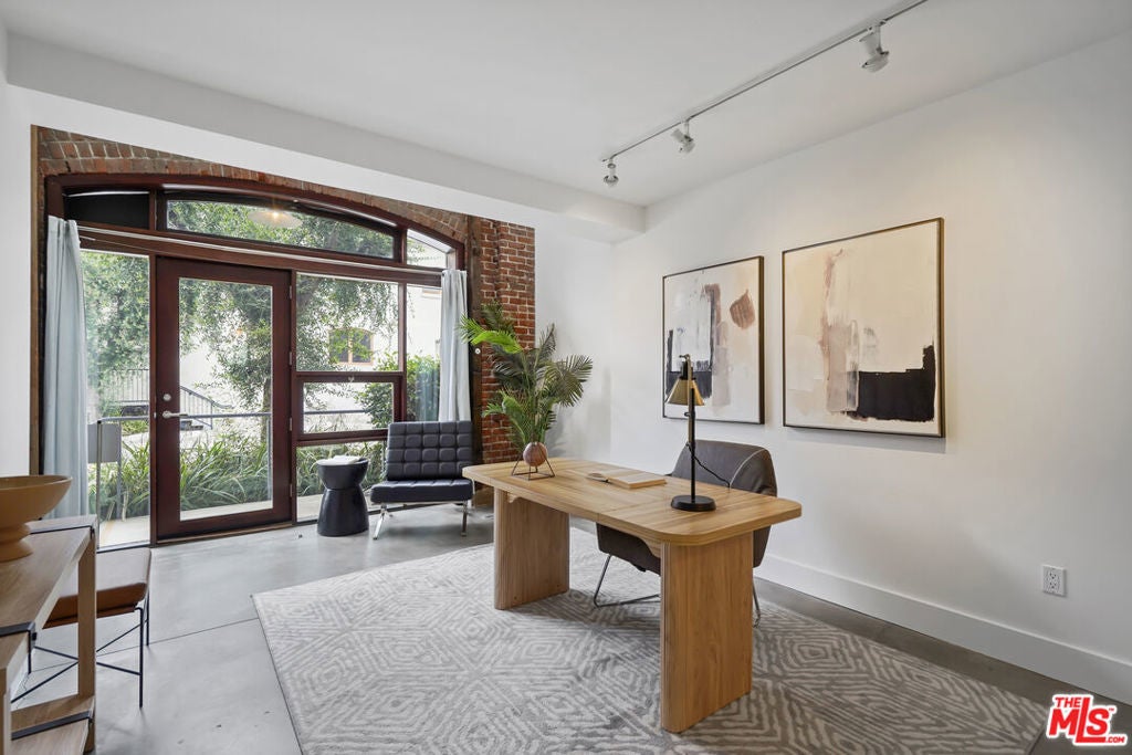 Photo of Listing #25556773