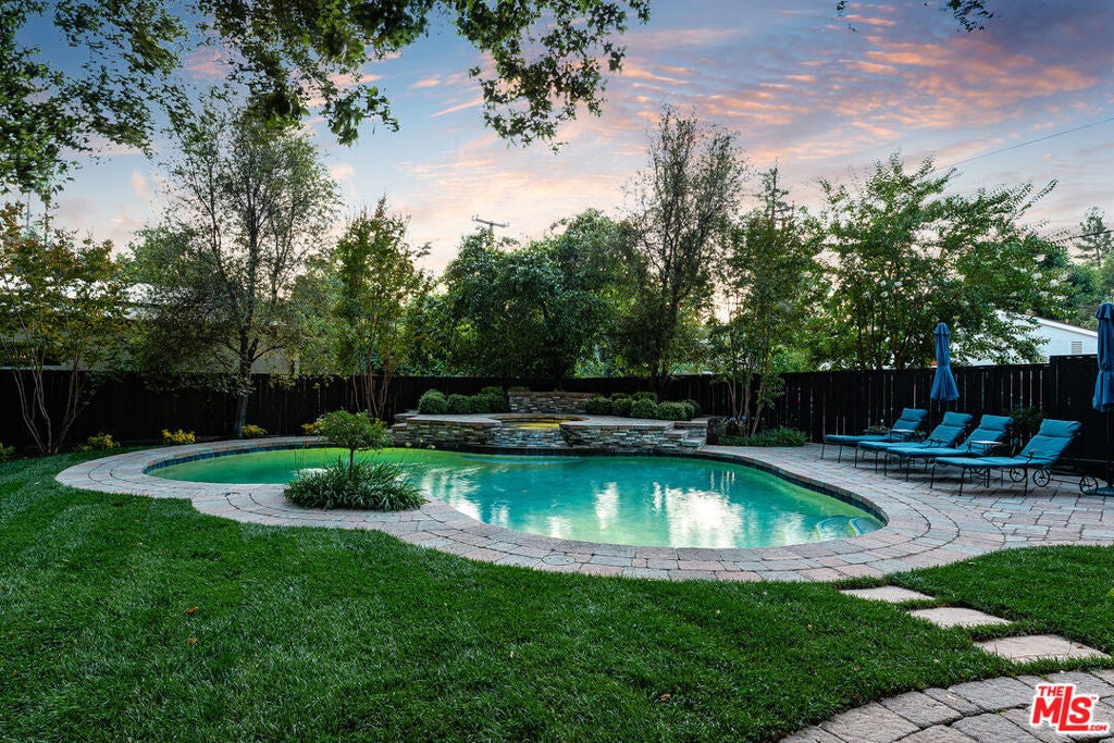 Photo of Listing #25555195