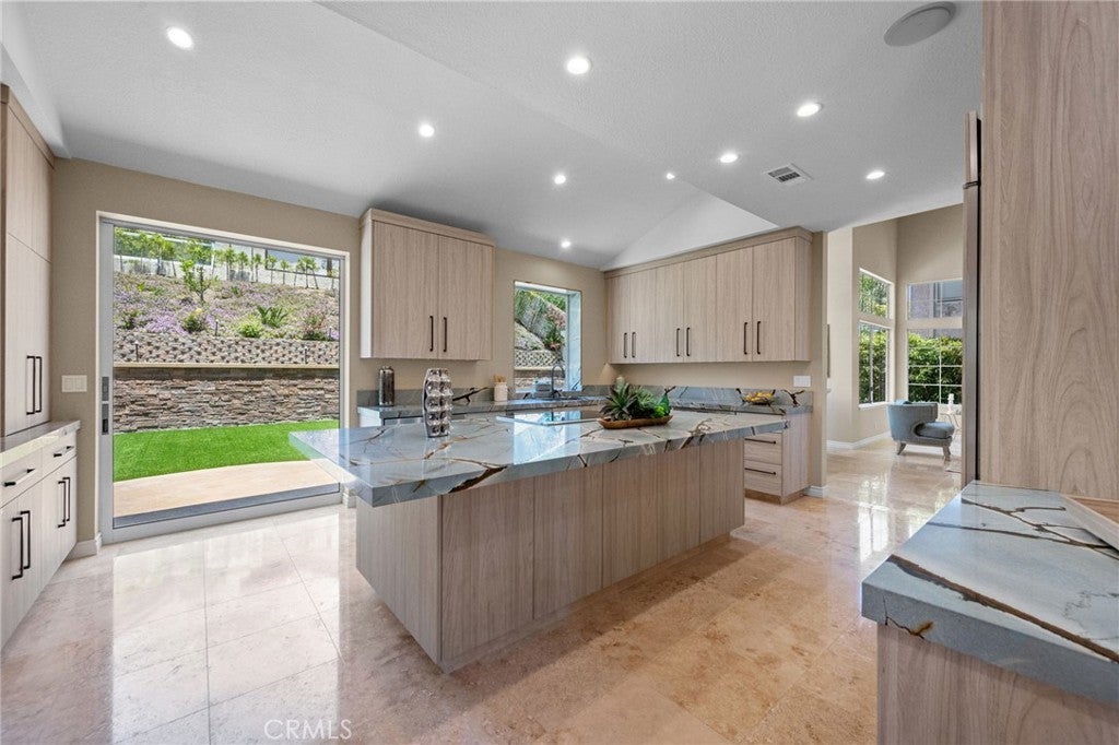 Photo of Listing #OC25137933