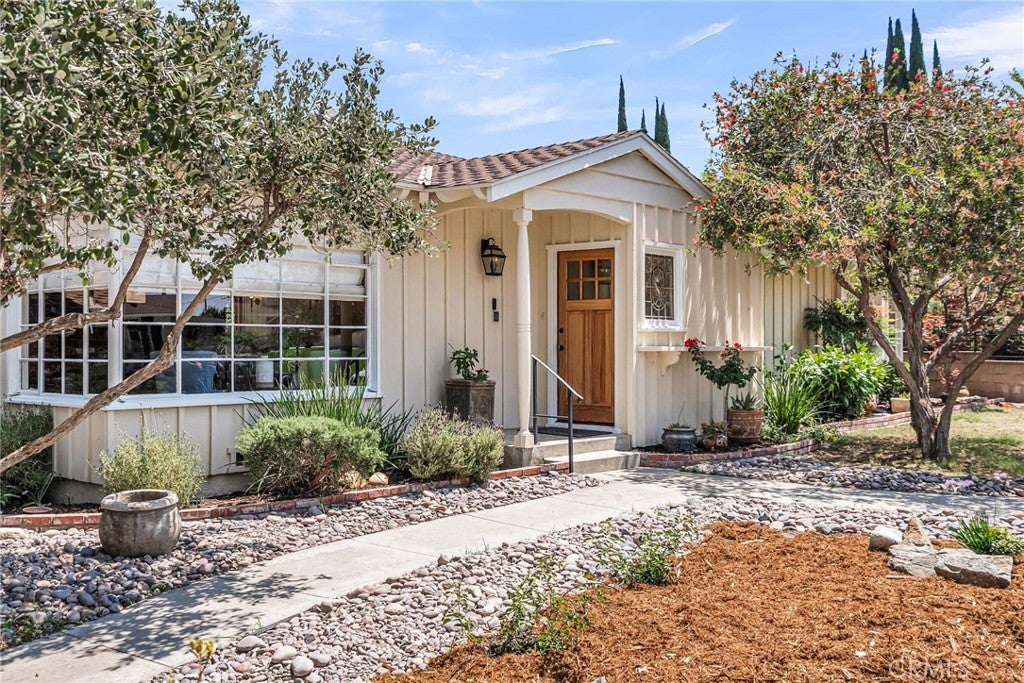 Photo of Listing #IV25144266