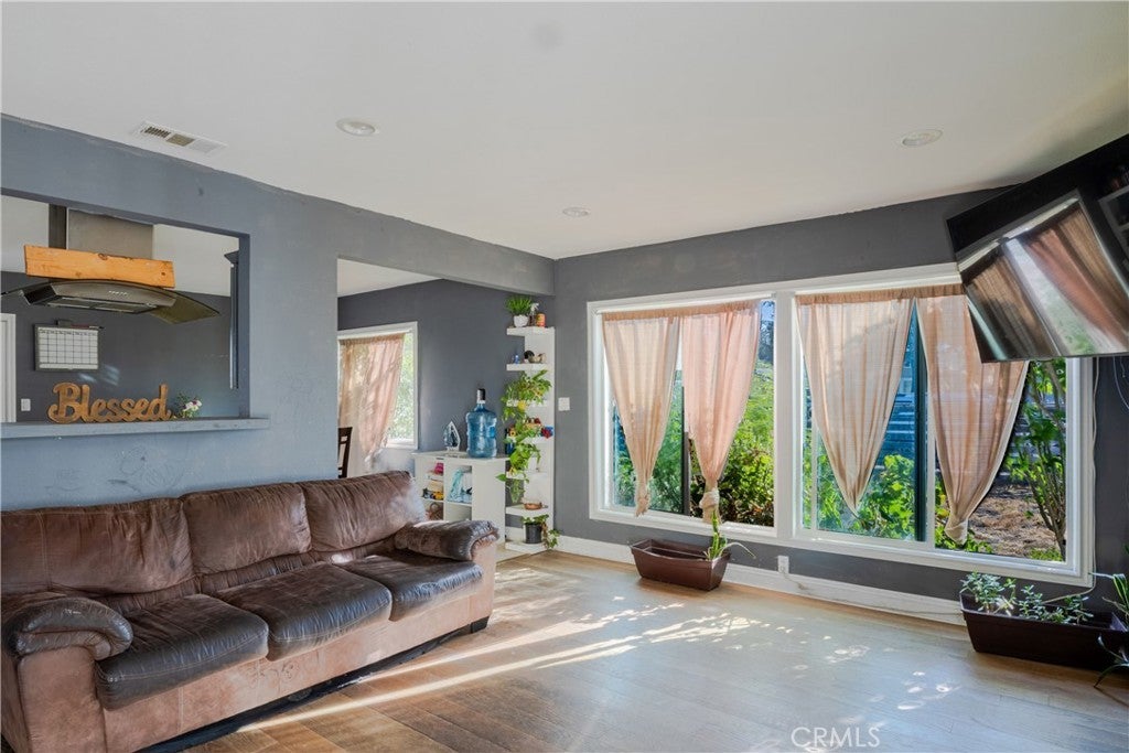 Photo of Listing #IV25146895