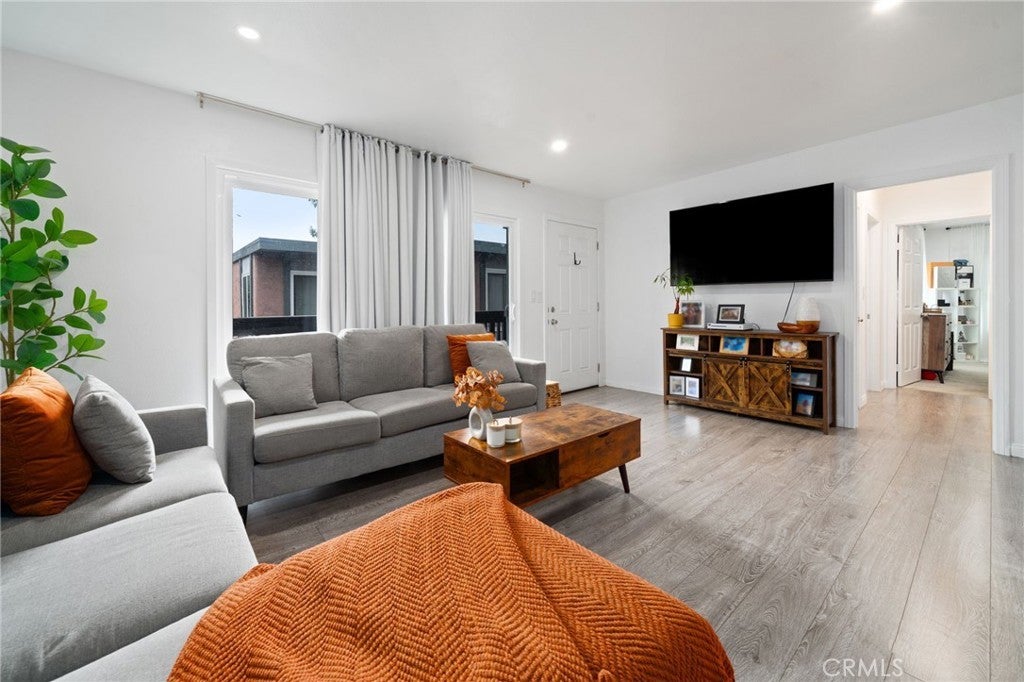 Photo of Listing #DW25148441