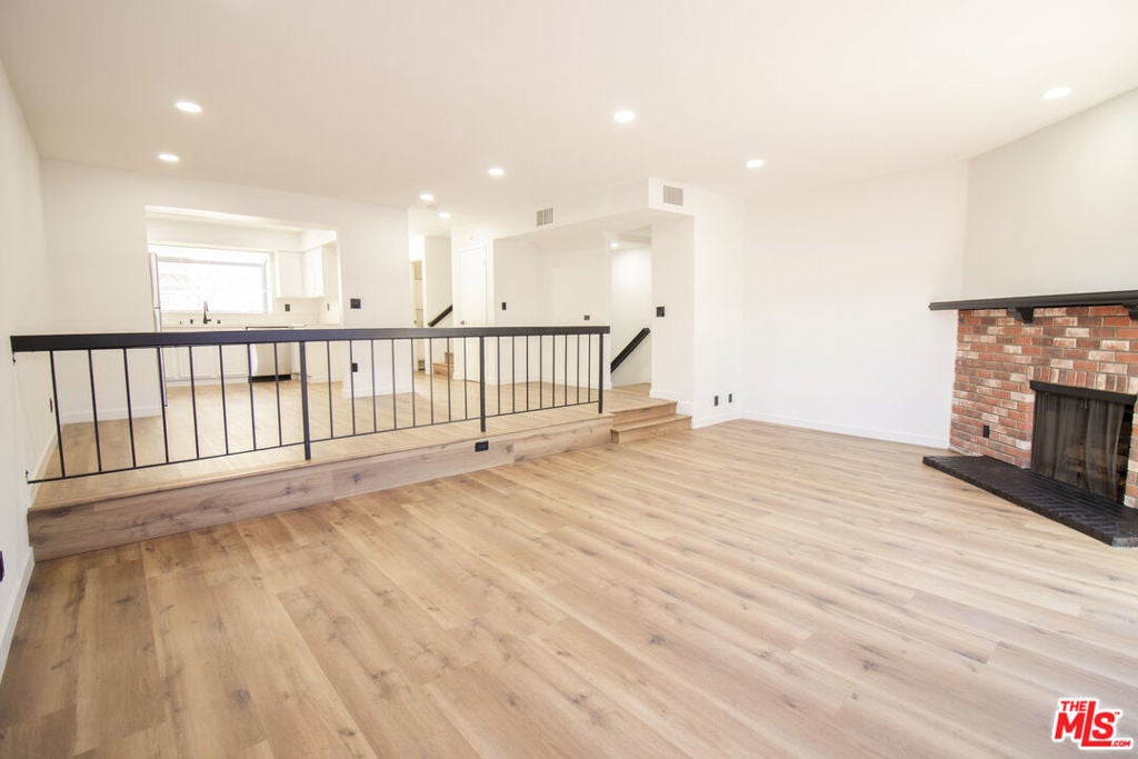 Photo of Listing #25561445