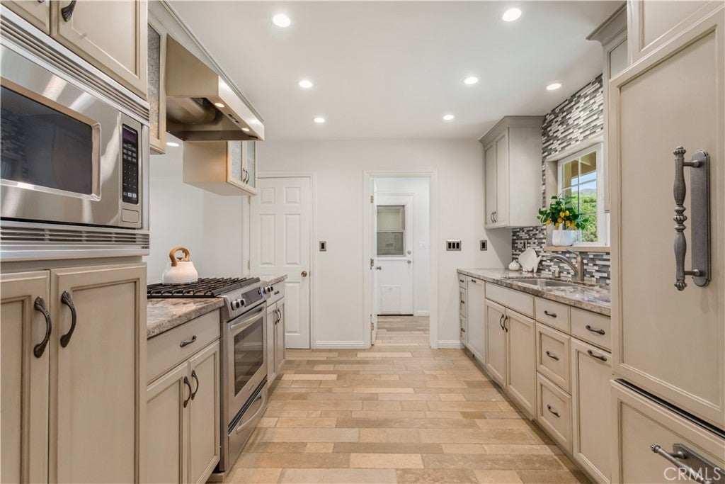 Photo of Listing #IV25145936