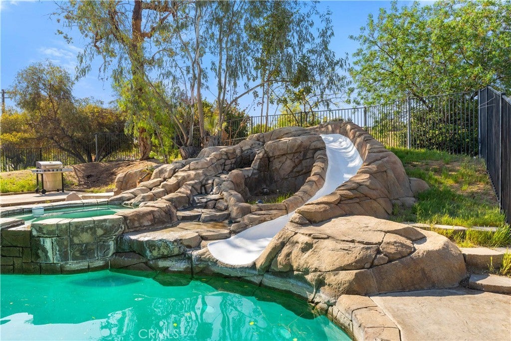 Photo of Listing #IV25158852