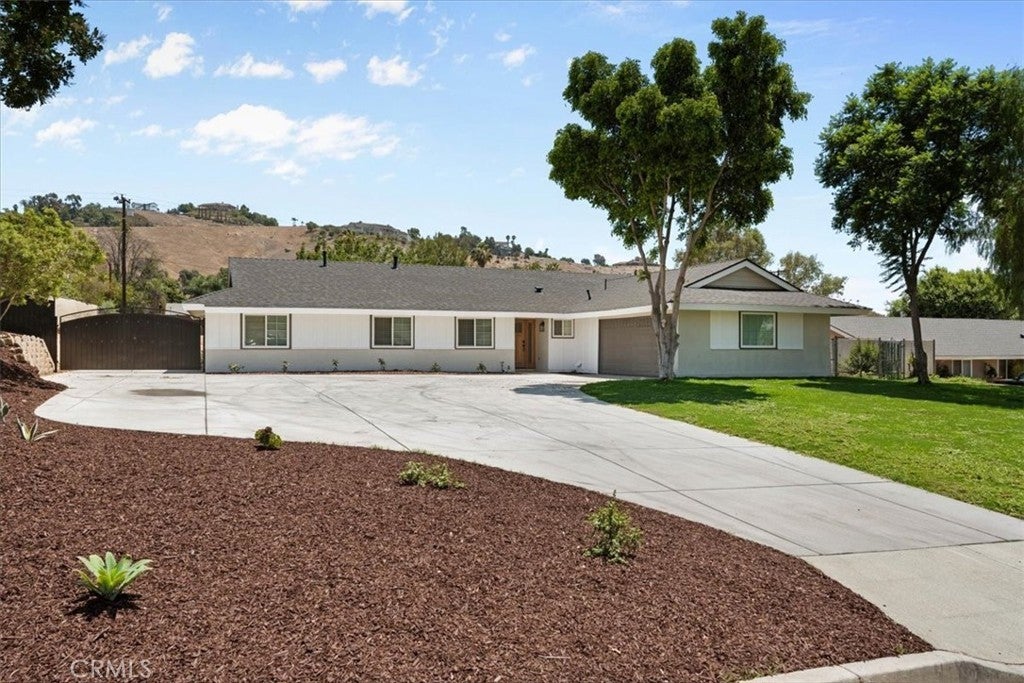 Photo of Listing #IV25165576