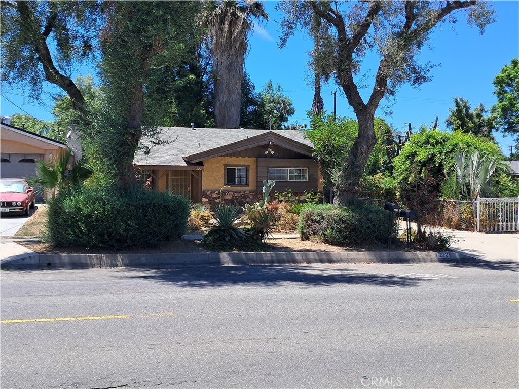 Photo of Listing #IV25169799