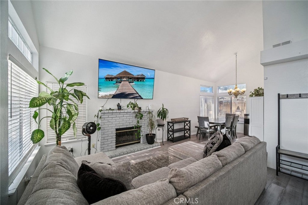 Photo of Listing #SR25173204