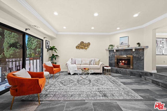 13437 Kornblum Avenue D, Hawthorne.