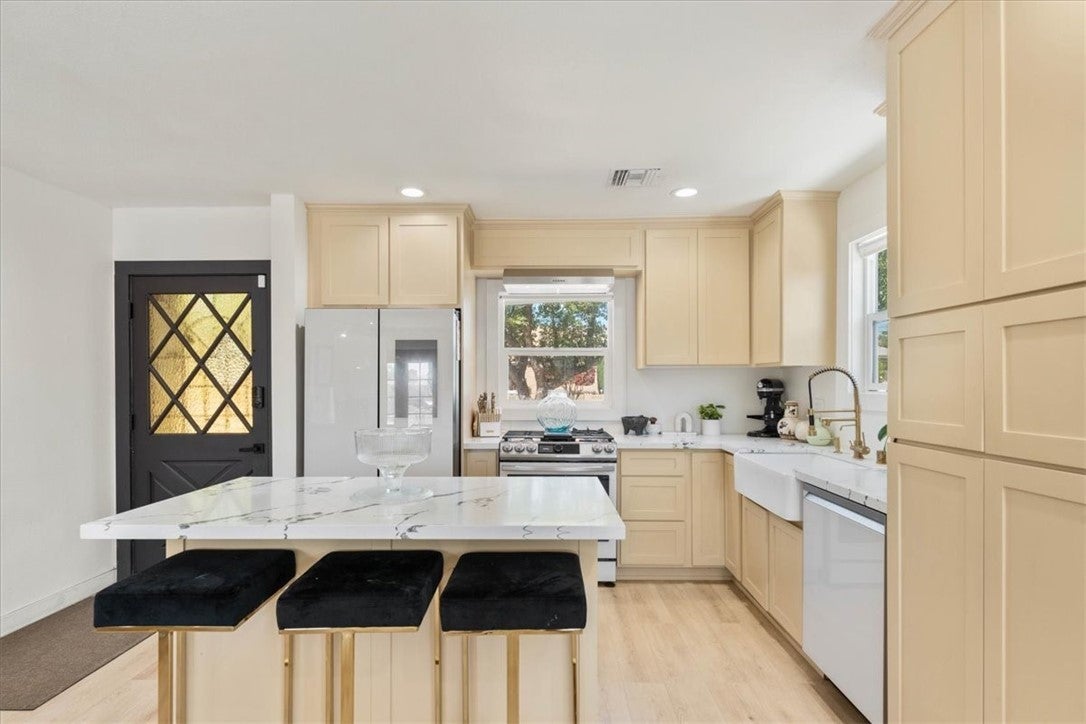 Photo of Listing #DW25175705