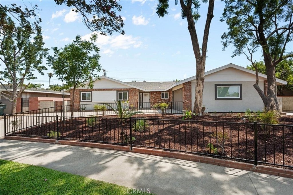 Photo of Listing #IV25176041