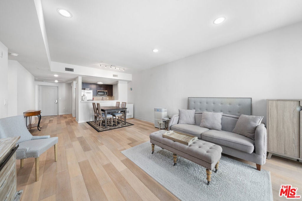 Photo of Listing #25569945