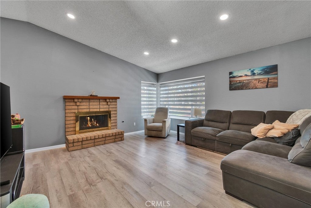 Photo of Listing #DW25178226