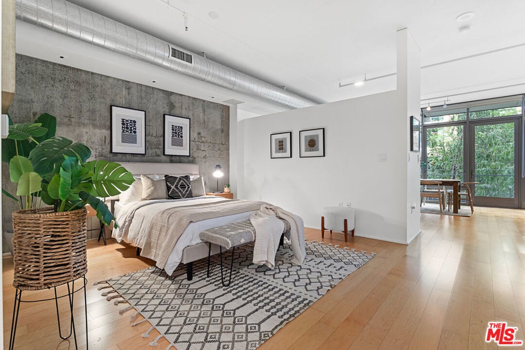 Photo of Listing #25576331