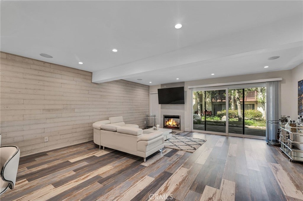 Photo of Listing #SR25180560