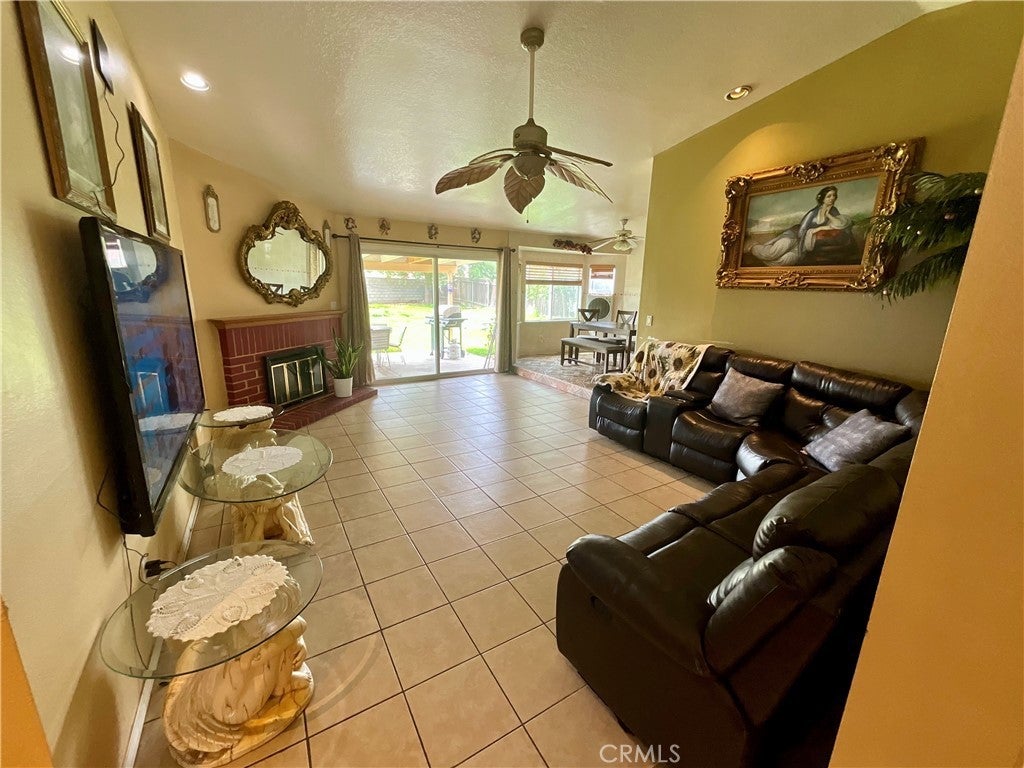 Photo of Listing #IV25182705