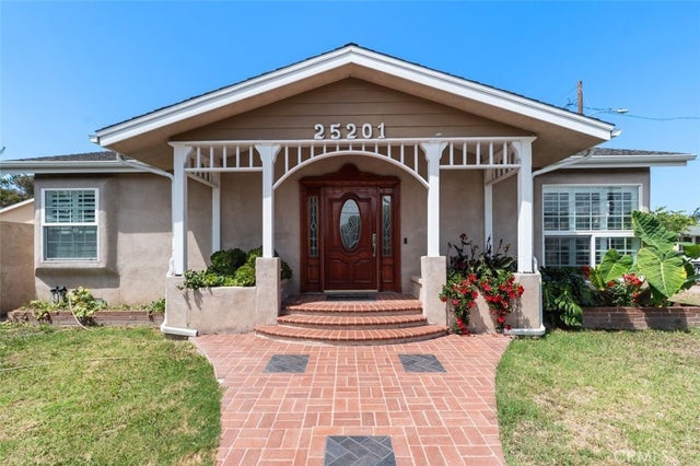 25201 Walnut St, Lomita.