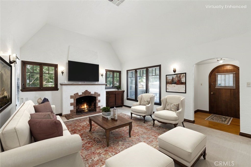 Photo of Listing #IV25194314