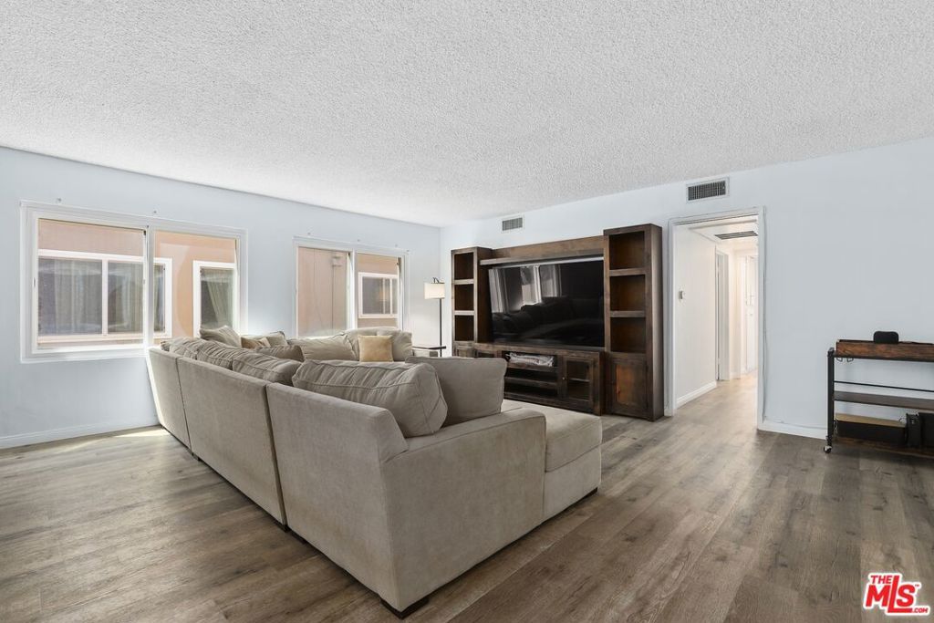 Photo of Listing #25588339