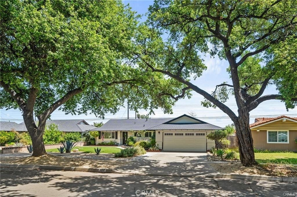 Photo of Listing #IV25206984