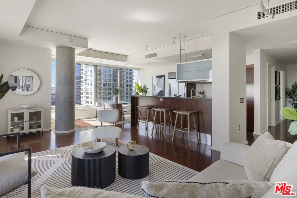 Photo of Listing #25590043