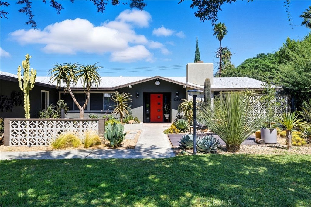 Photo of Listing #IV25216936