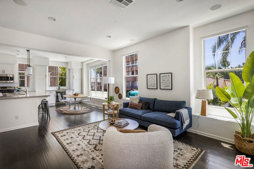 Photo of Listing #25592303