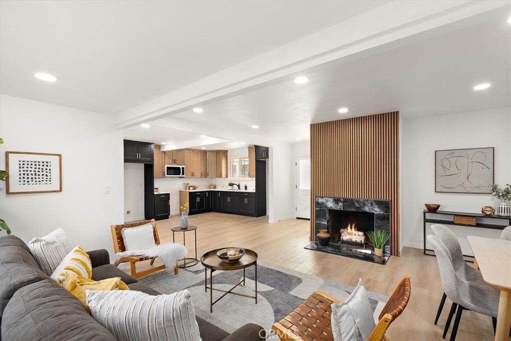 Photo of Listing #DW25219136