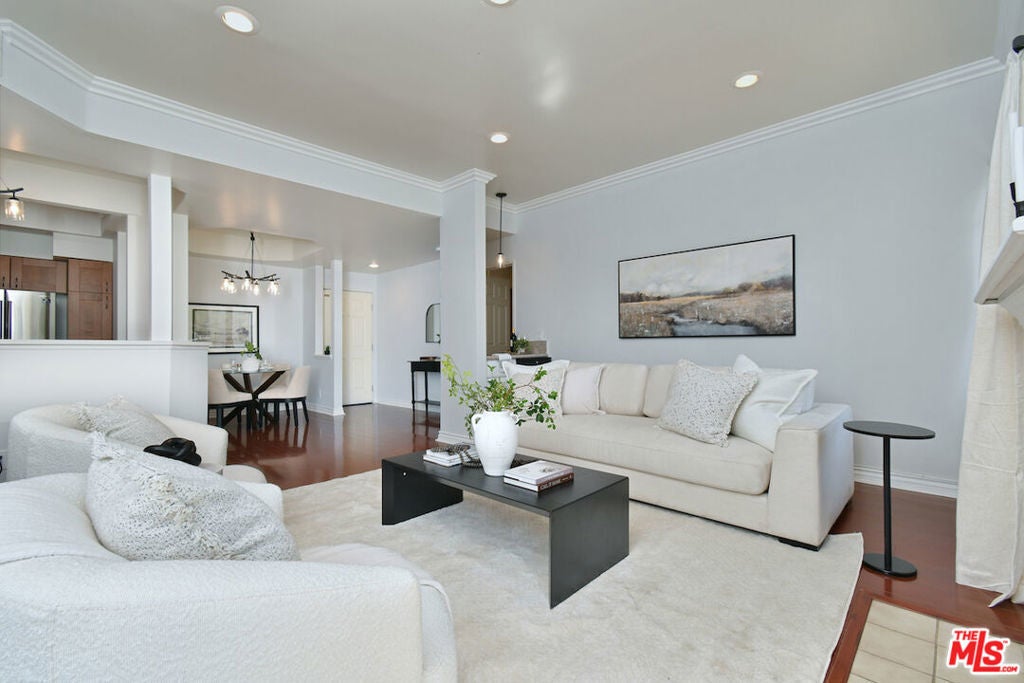 Photo of Listing #25596377