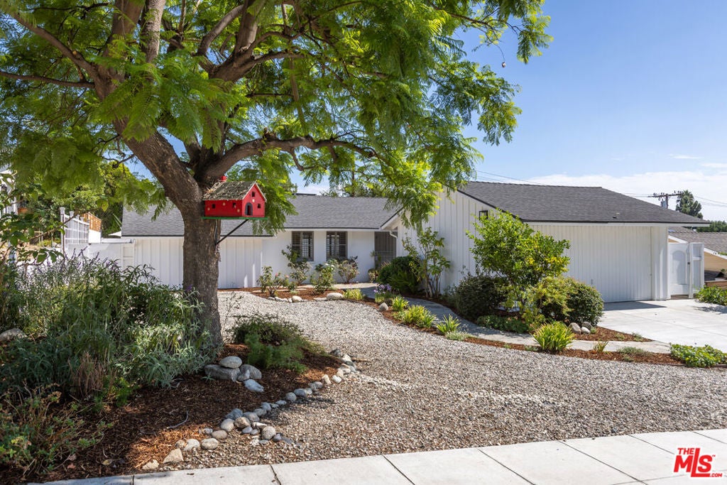 Photo of Listing #25597275