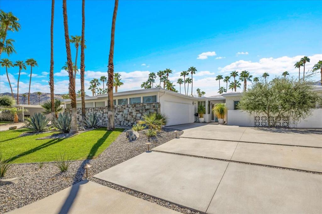 211 E Canyon Vista Drive, Palm Springs