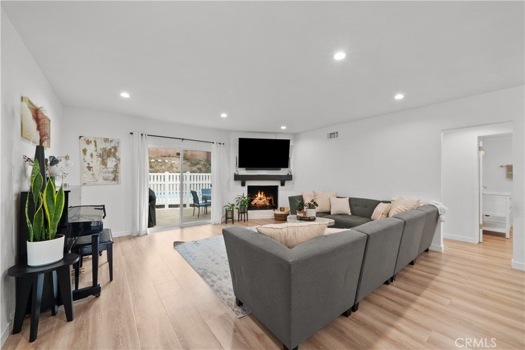 Photo of Listing #SR25229302