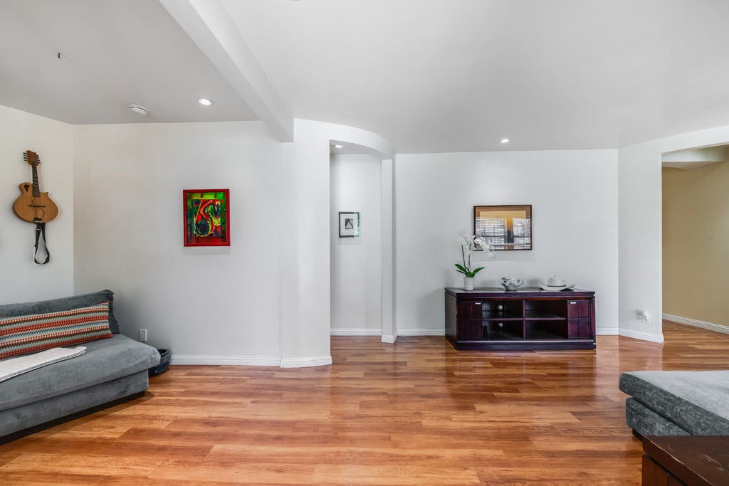 Photo of Listing #25600471