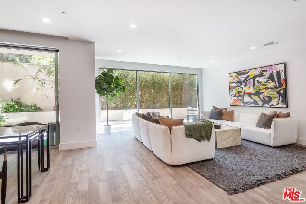 Photo of Listing #25595293