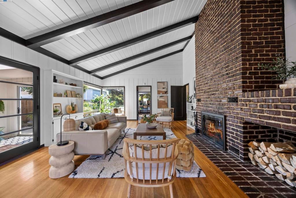 Photo of Listing #41115415