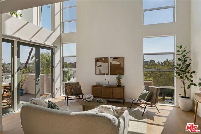 3345 1/2 Rowena Avenue, Los Angeles