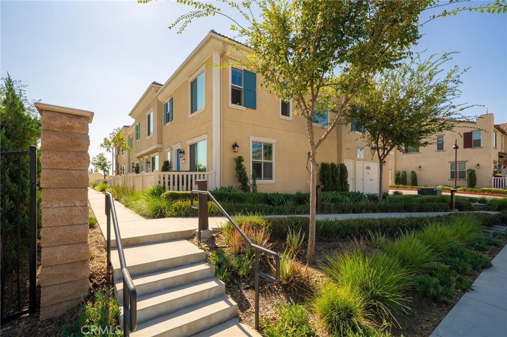 Photo of Listing #IV25247102