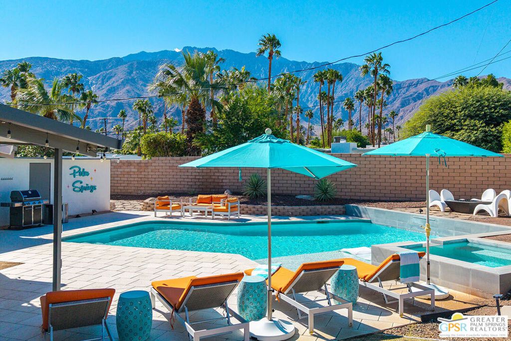 402 E Desert Willow Circle, Palm Springs