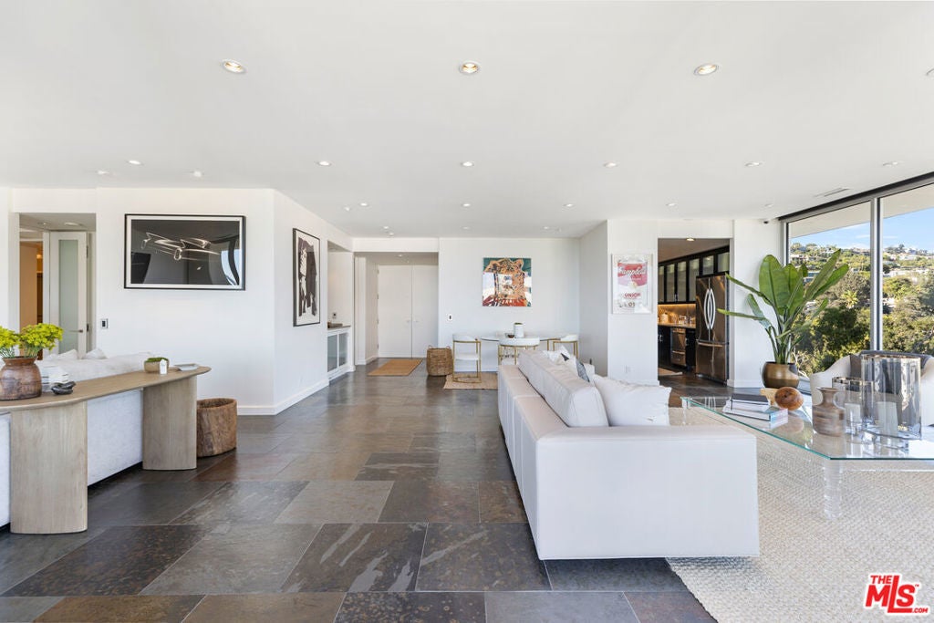 Photo of Listing #25615179