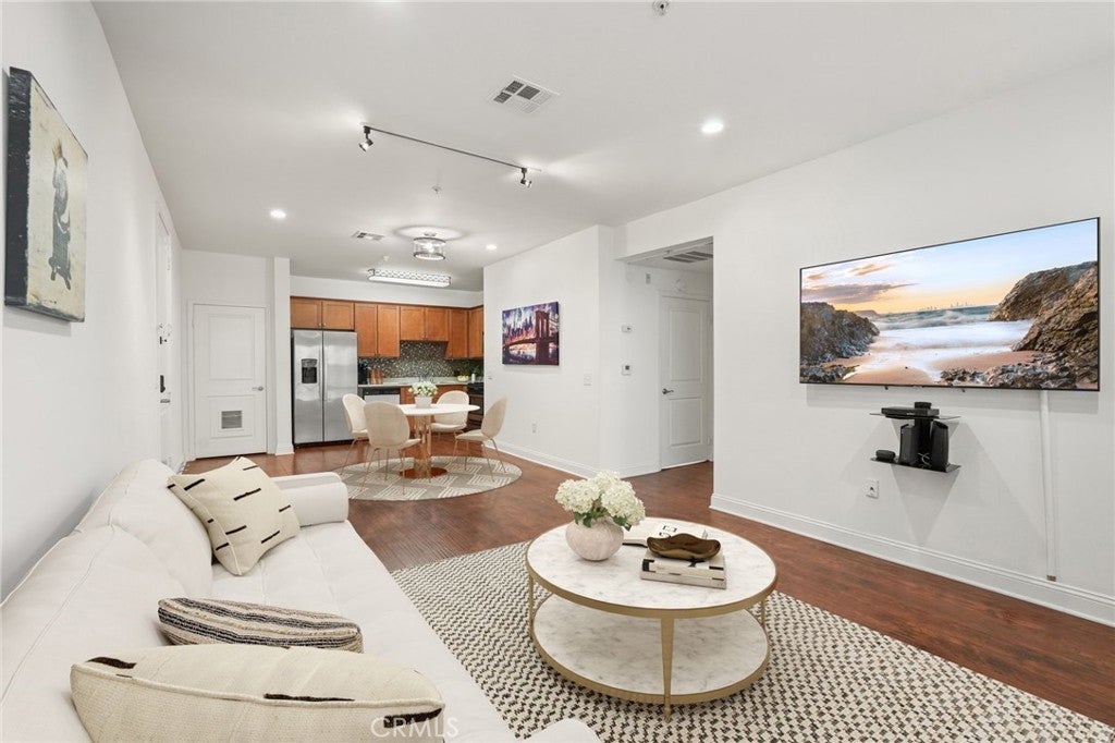 Photo of Listing #SR25263193