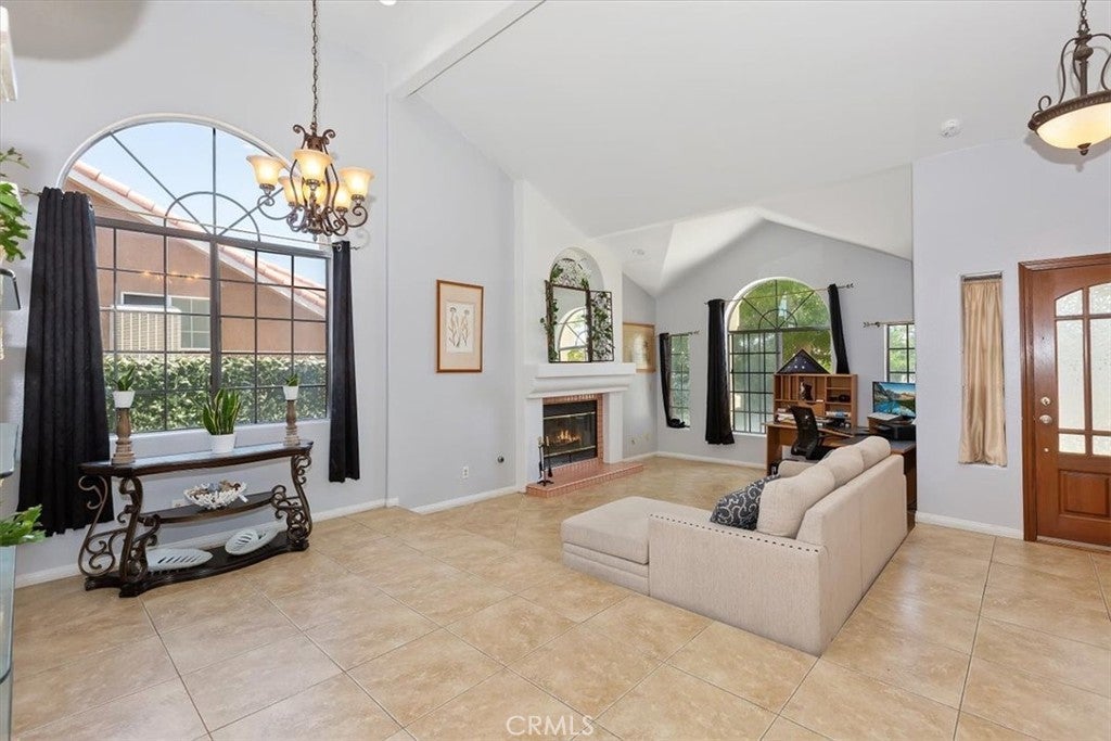 Photo of Listing #IV25267541