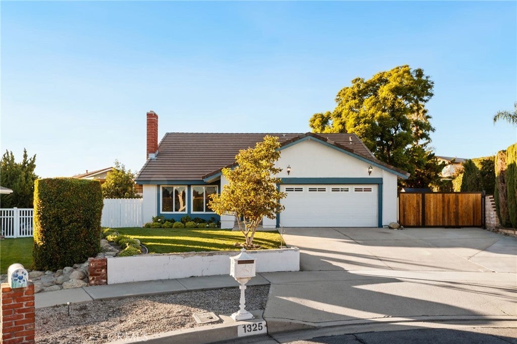 Photo of Listing #IV25268193