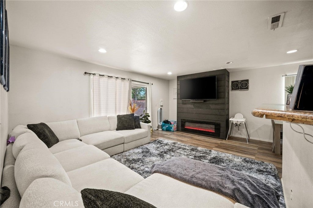 Photo of Listing #SR25266344