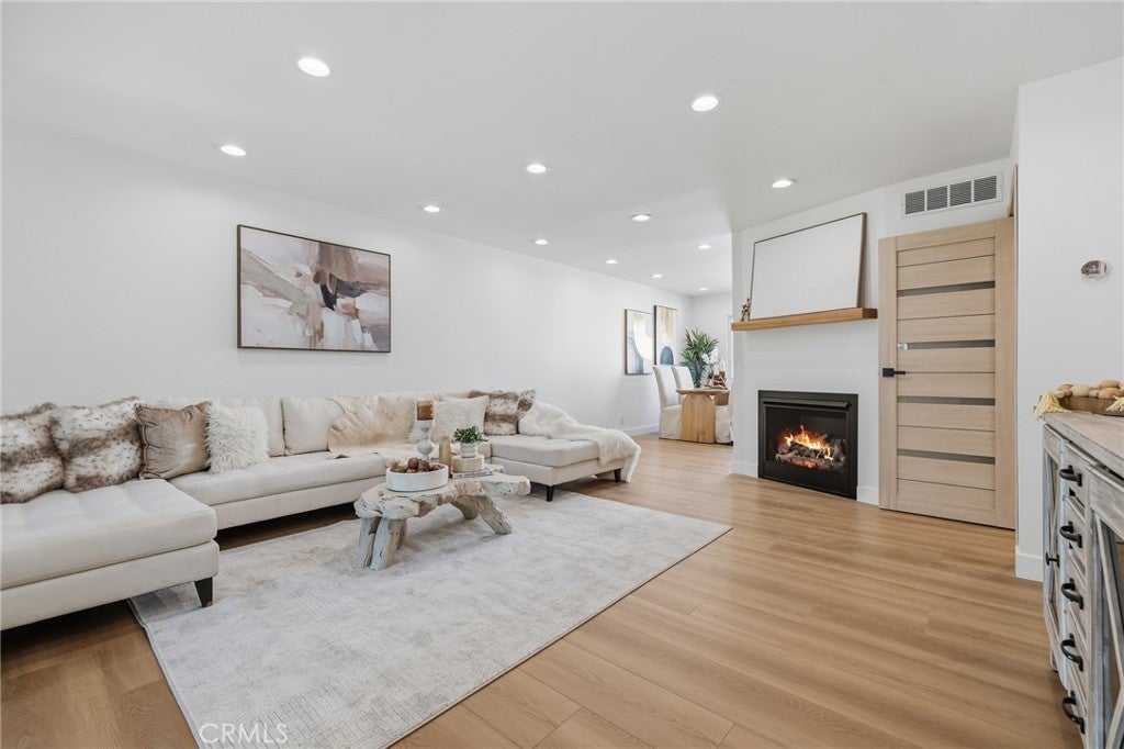 Photo of Listing #SR25272484