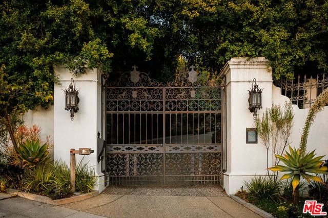 2400 Inverness Avenue, Los Angeles