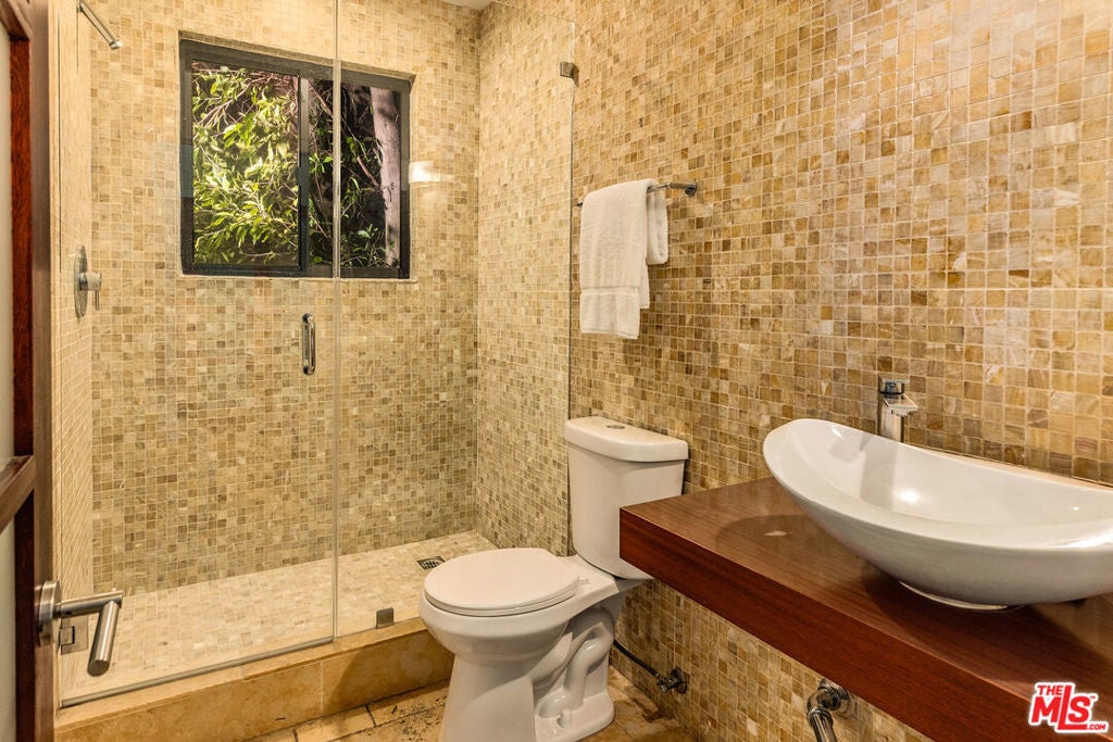 Photo of Listing #26643397