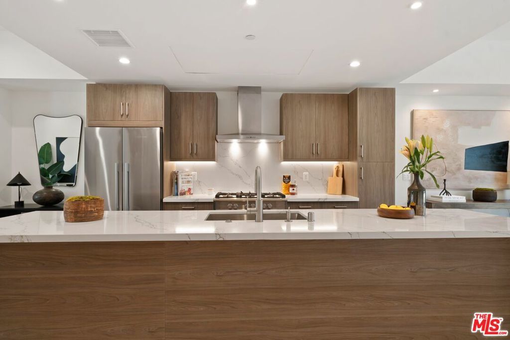 Photo of Listing #26652093