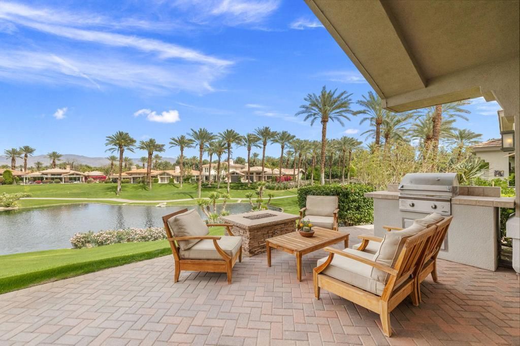 526 Desert Holly Drive, Palm Desert