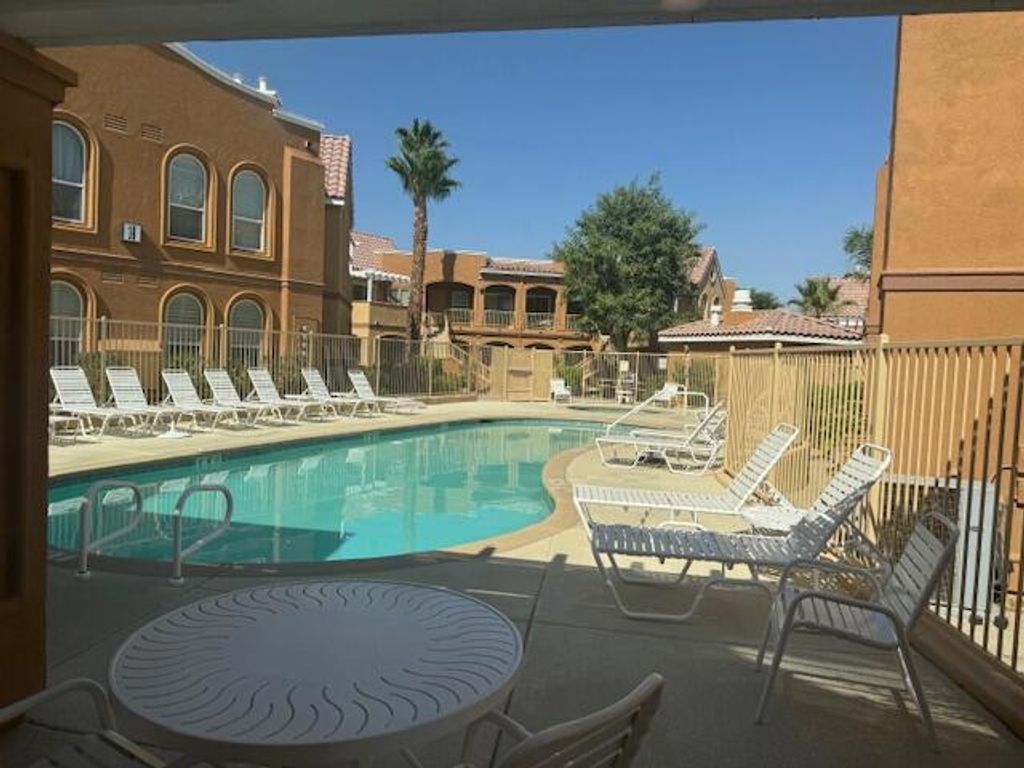 45245 Seeley Drive # 17a, La Quinta